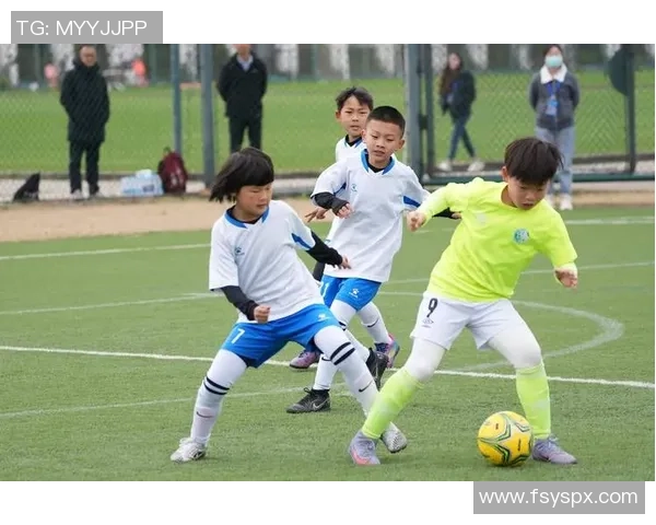 掌握接足球动作的技巧与训练方法提升你的球技与比赛表现